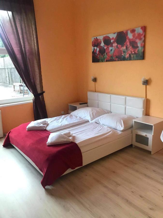 Bed and Breakfast Y Panzio Balatonlelle Exterior foto
