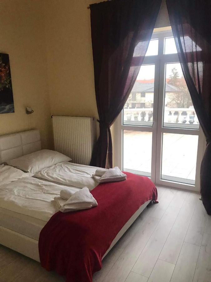 Bed and Breakfast Y Panzio Balatonlelle Exterior foto